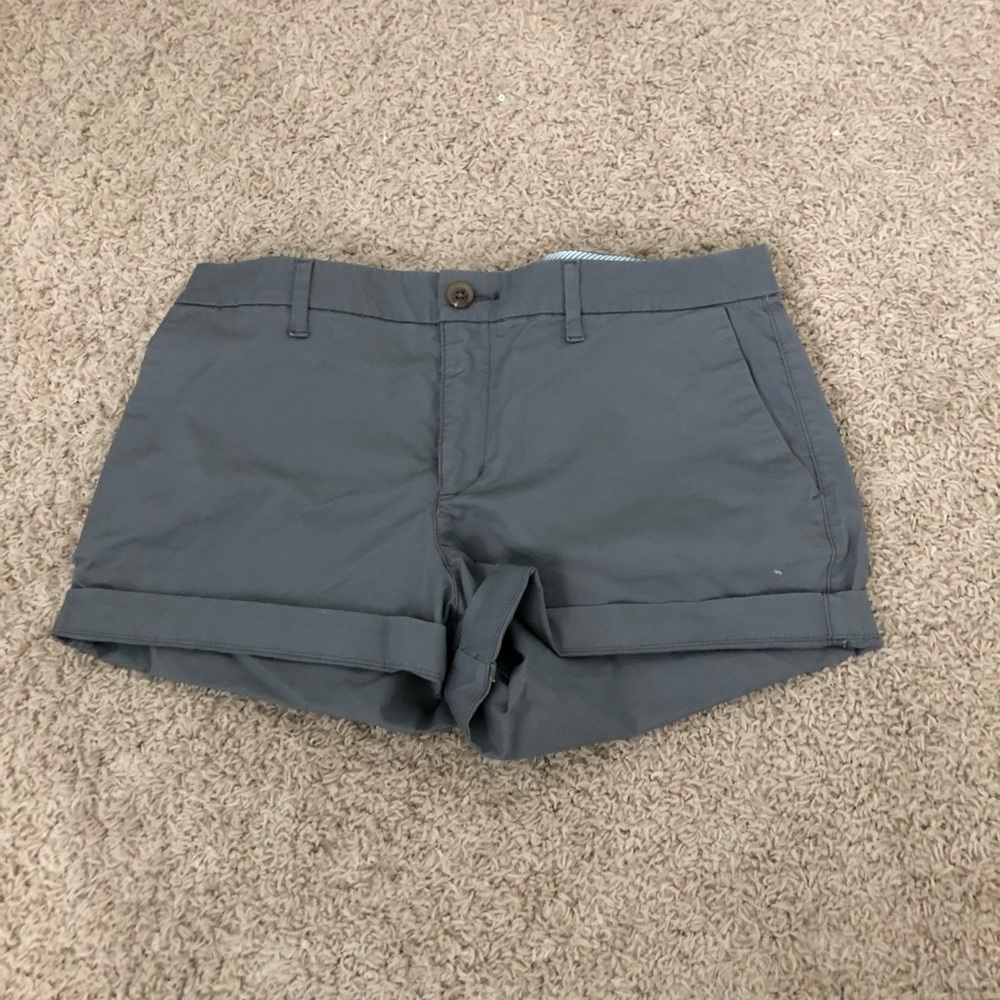 grey shorts